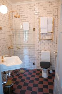 KlintehamnWarfsholm的浴室配有卫生间、盥洗盆和浴缸。