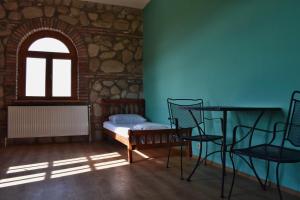 KardanakhiElizbar Talakvadze Winery的客房设有桌椅和窗户。