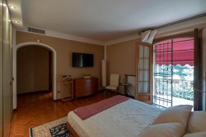 莱尼亚戈Villa Brama的一间卧室设有一张床和一个大窗户