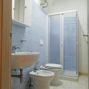 波托帕洛Casa del sole的浴室配有卫生间、盥洗盆和淋浴。