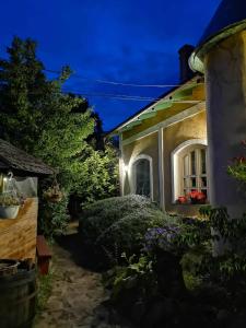 雷夫菲勒普Villa-Magdi Vendégház的夜晚有灯的房子