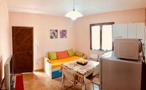 西尼斯科拉appartamento vacanze Sardegna的带沙发和桌子的小客厅