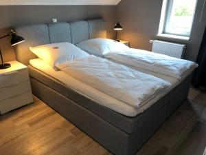 克洛彭堡Wohnung im Stadtzentrum的卧室内的一张带两个枕头的床