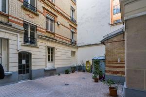 巴黎蒙马特公寓的两座种植盆栽的建筑之间的庭院