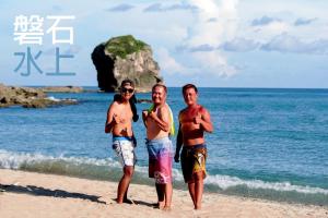 鹅銮鼻磐石旅店的三人站在海边