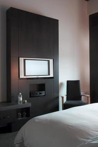 魁北克市阿尔特魁北克酒店的卧室配有床、椅子和窗户。