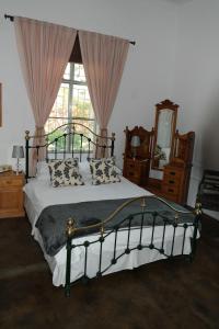 GrootfonteinHH 820 Accomodation的一间卧室设有一张大床和一个窗户。