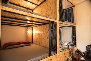 Tigon Dalat Hostel客房内的一张或多张双层床