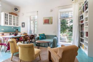 耶路撒冷塔比耶珍宝全新公寓的客厅配有椅子和桌子
