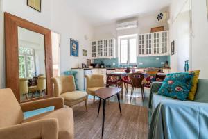 耶路撒冷塔比耶珍宝全新公寓的客厅配有沙发和桌子