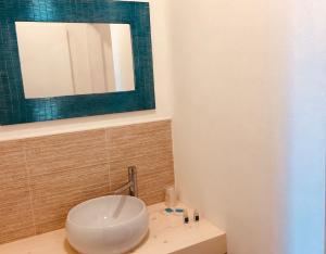 帕图Guest House - La Sirena Salentina的浴室设有白色的卫生间和镜子