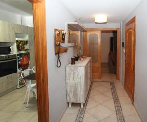 贝莱斯Casa sol的厨房配有水槽和墙上的镜子