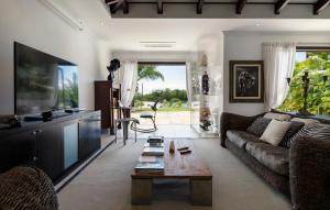 伊甸岛Eden Island Luxury Villa 235 by White Dolphin LLC的带沙发和咖啡桌的客厅