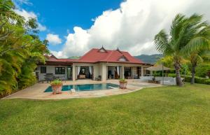 伊甸岛Eden Island Luxury Villa 235 by White Dolphin LLC的庭院中带游泳池的房子