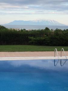 亚历山德鲁波利斯Villa Belvedere的山景游泳池