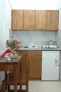 布卡里Studios Andreas的厨房配有白色冰箱和桌子
