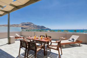 普拉基亚斯Belvedere Luxury Apartments & Spa的一个带桌椅的海景庭院