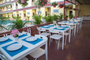 拉威海滩微笑酒店的一排带蓝白板的桌椅