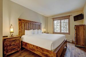 布雷肯里奇Mountain Thunder M1101的卧室设有一张白色大床和一扇窗户。