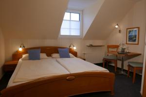 埃伦茨-波尔特斯多夫温哥特克莱门斯酒店的一间卧室配有一张床、一张桌子和一个窗户。