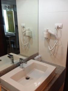 合艾阿罗哈合艾酒店的一间带水槽和镜子的浴室