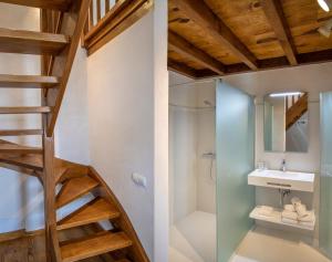 擞莫Somo Garden Villas的一间带楼梯、淋浴和盥洗盆的浴室