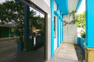 雅加达Wisma Gading Indah 1的通往蓝色建筑的门