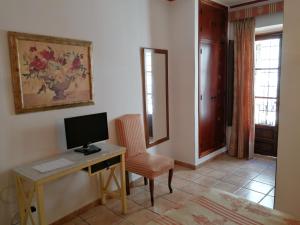 科尔多瓦马斯特旅馆的客房设有一张桌子、一台电脑和一把椅子