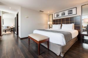 拉科鲁尼亚欧洲之星拉科鲁尼亚城市酒店的酒店客房带一张大床和一把椅子