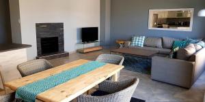 斯瓦科普蒙德Vista Mare的客厅配有沙发和桌椅