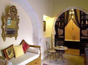 乌姆苏克达尔迪阿发酒店的客厅配有沙发和桌子