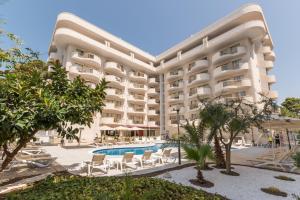 萨洛萨洛海滩皮埃尔假日酒店 的大型酒店,设有游泳池、椅子和树木