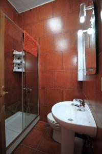 安提瓜MONTAÑA VALLES DE ORTEGA -D的浴室配有卫生间、盥洗盆和淋浴。