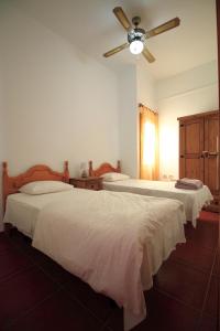 安提瓜MONTAÑA VALLES DE ORTEGA -D的一间卧室配有两张床和吊扇
