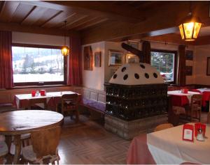 维哥迪法萨B&B Bucaneve的一间带壁炉的餐厅位于客房中间