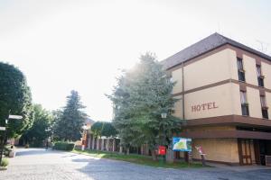 锡盖特堡Hotel Oroszlán Szigetvár的街道边的一栋建筑,与酒店同在