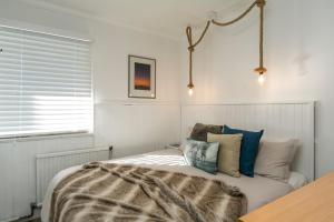 福尔斯克里克菲特道普高山山林小屋的一间卧室配有一张带毯子和枕头的床。