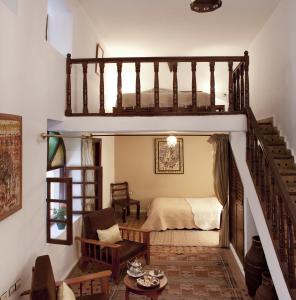 索维拉里亚德南屋酒店的一间带楼梯的客厅和一间卧室