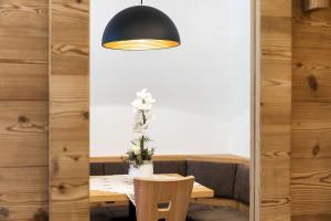 科瓦拉因巴迪亚罗通娜拉公寓式酒店的一间设有桌子和黑灯的用餐室