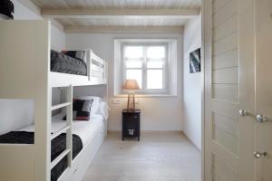 上阿兰Val de Ruda Luxe 52 by FeelFree Rentals的一间卧室设有两张双层床和一扇窗户。