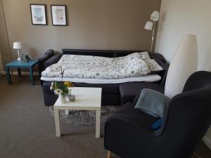 TimB&B Villa Filsø的一间卧室配有一张床、一张沙发和一张桌子