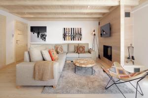 上阿兰Val de Ruda Luxe 52 by FeelFree Rentals的客厅配有沙发和桌子