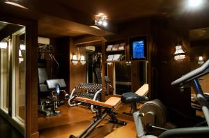 阿姆斯特丹艾斯特雷酒店的一间设有跑步机和电视的健身房