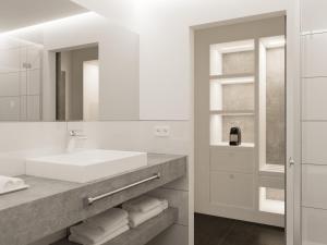 阿豪斯smartel at The Unbrexit的白色的浴室设有水槽和镜子