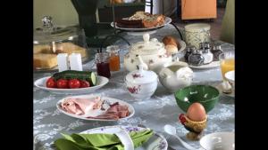 巴伦德雷赫特Bed and breakfast devijfbees的一张桌子,上面放着食物和鸡蛋