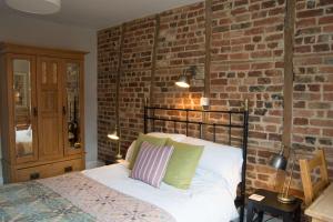 奥尔德奥尔德皇冠酒店的一间卧室配有一张砖墙床