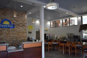 柯达柯达烟山塞维尔维尔州际公路戴斯汽车旅馆的一间设有桌椅的快餐店