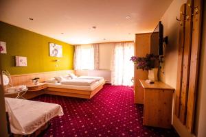 斯拉德明Hotel Wintergarten的酒店客房,设有两张床,铺有红地毯。