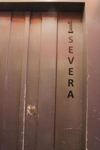 里斯本法多公寓的带有读性瓣膜标志的金属门