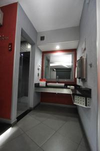 瓜达拉哈拉Kuboz Motor Hotel (Motel y Hotel)的一间带水槽和镜子的浴室
